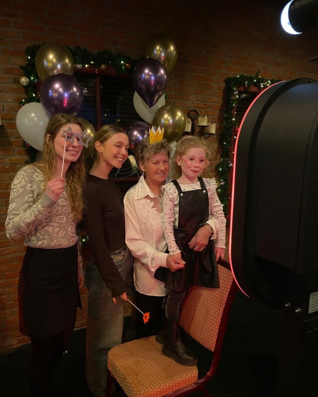 Jong en oud(er), iedereen kan genieten van onze photobooth! Een absolute must voor elk event! 📸 🥳🎈

Kijk ook eens op www.EverlastingBooths.nl voor meer informatie! 

•

#photobooth #rental #dslrbooth #photoboothrental #photoboothverhuur #verhuur #events #fotozuil #fotobooth #wedding #party #bruiloft #feest #zakelijk #huwelijk #genderreveal #verjaardag